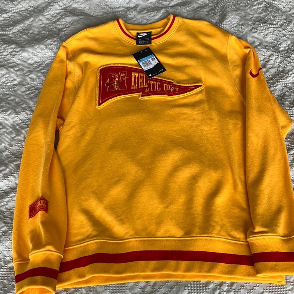 Mens Nike sweatshirt. UNWORN and still has the original sales tags.